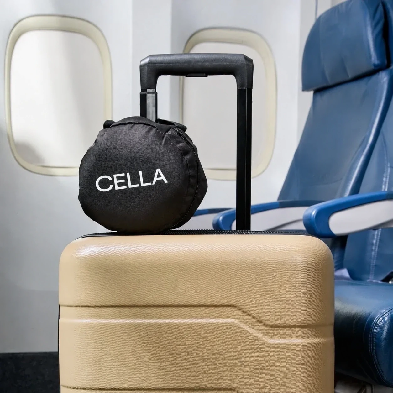 CELLA nedpackad i sitt skyddsfodral på en resväska